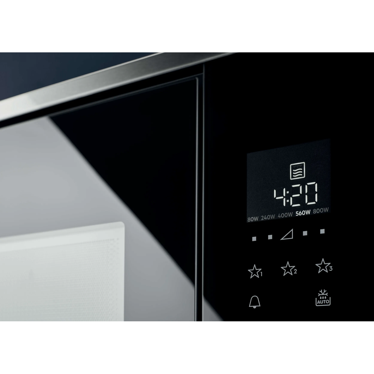 Microondas moderno con pantalla negra, dígitos brillantes e iconos táctiles.