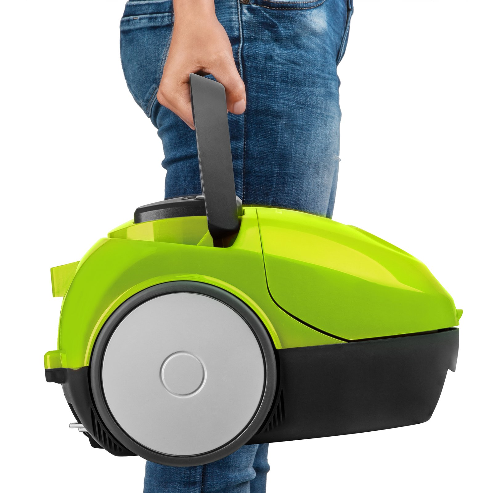 Persona con jeans azules sostiene una aspiradora verde brillante con grandes ruedas grises por su mango negro.