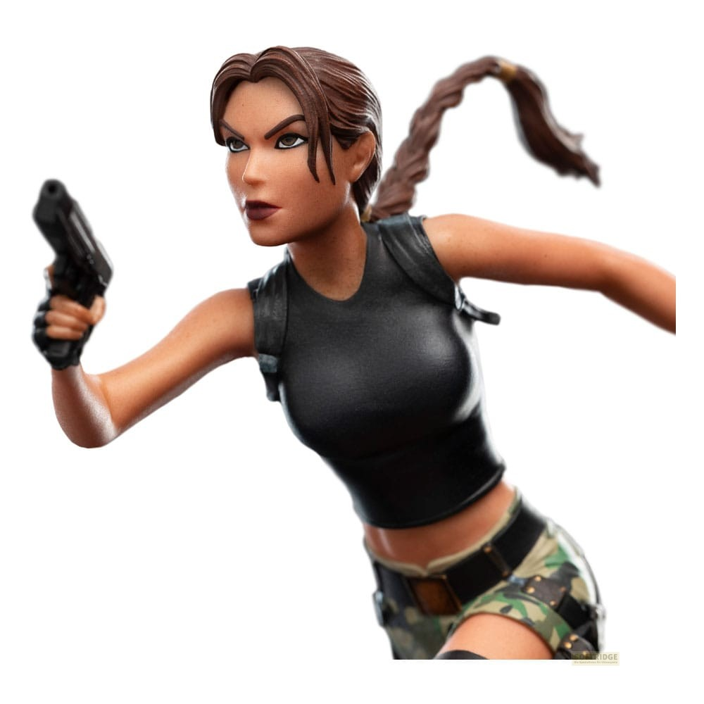 Lara-Croft-Figur im Tanktop und mit Waffe.