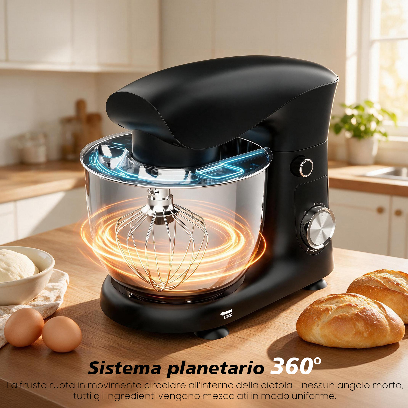 Impastatrice nera con ciotola trasparente e vortici luminosi su tavolo di legno con pane e uova.