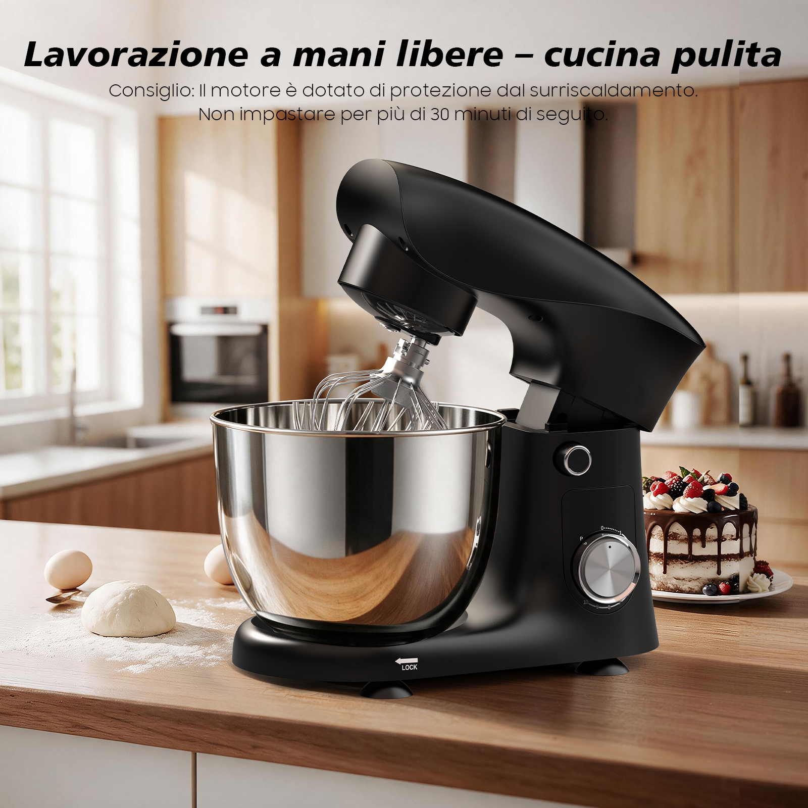 Impastatrice nera con ciotola in acciaio su piano in legno, con impasto e torta.