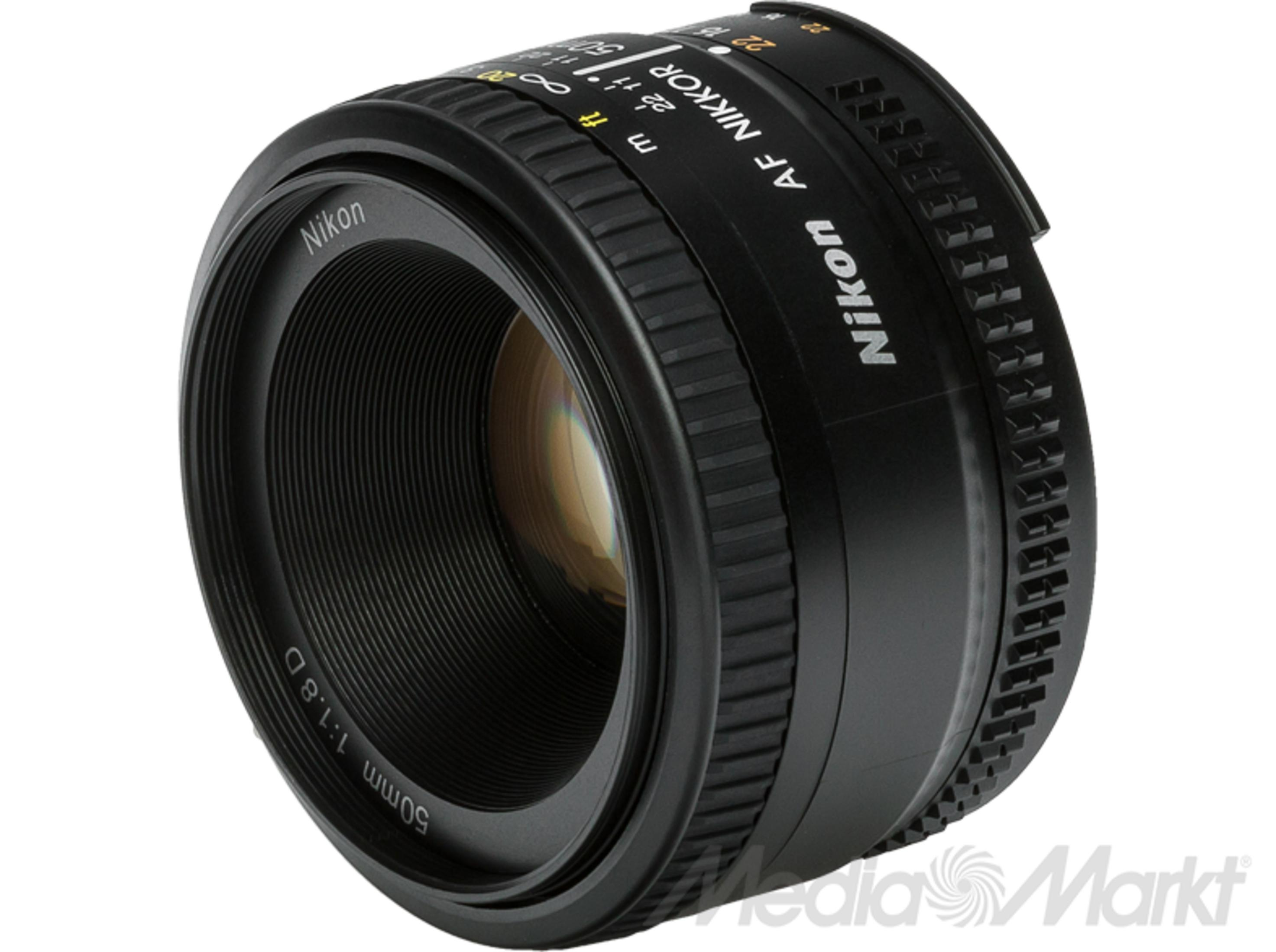 Schwarzes Nikon AF Nikkor 50mm f/1.8D Kameraobjektiv vor weißem Hintergrund.