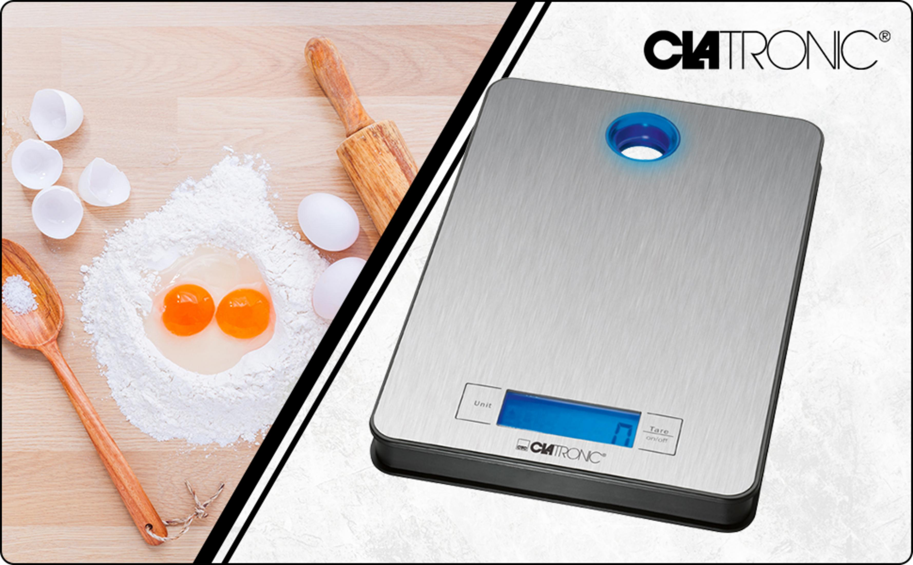 Eine Clatronic Küchenwaage und Backzutaten wie Mehl und Eier auf einem Tisch.