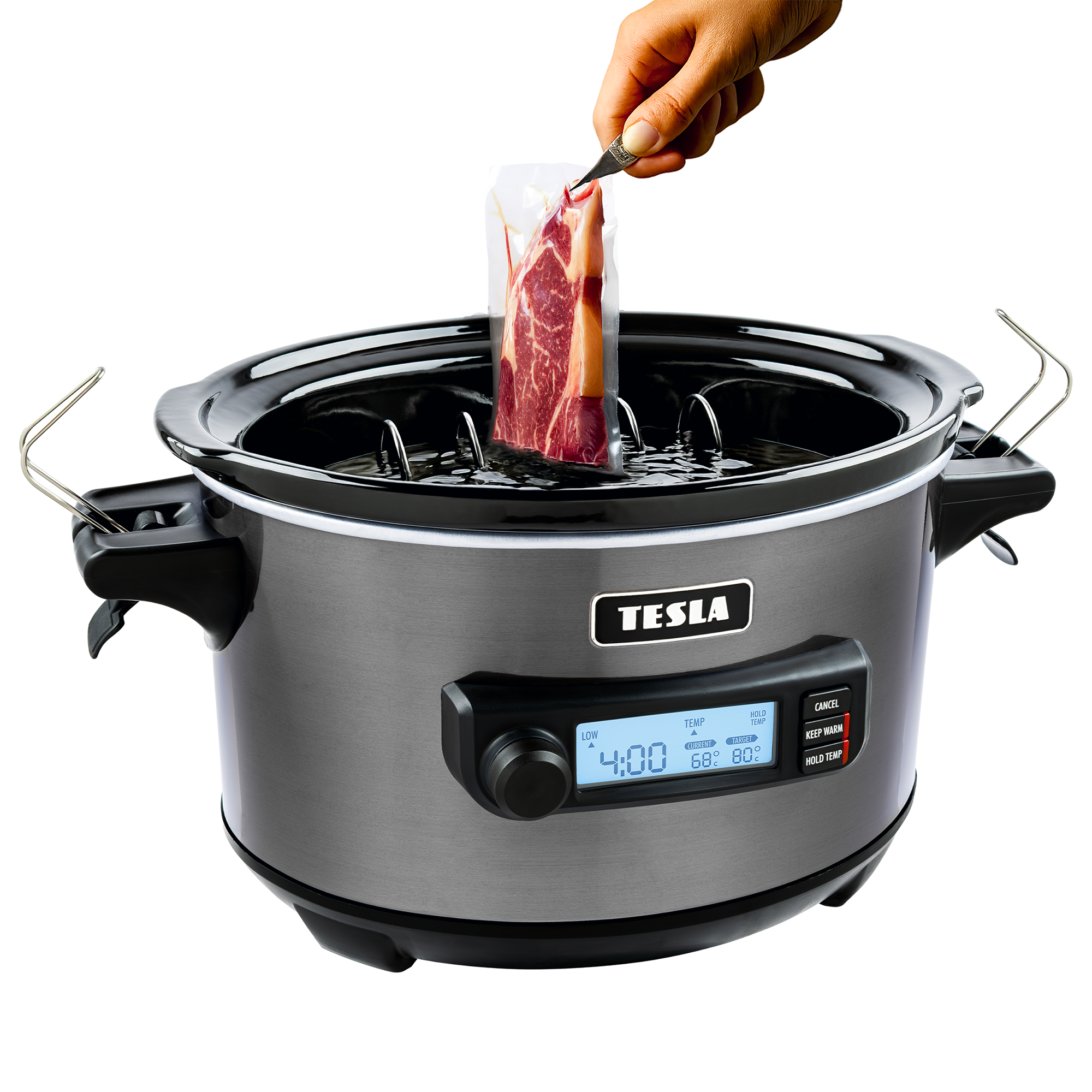 Una mano immerge carne sottovuoto nel bagno d'acqua di una pentola a cottura lenta Tesla.