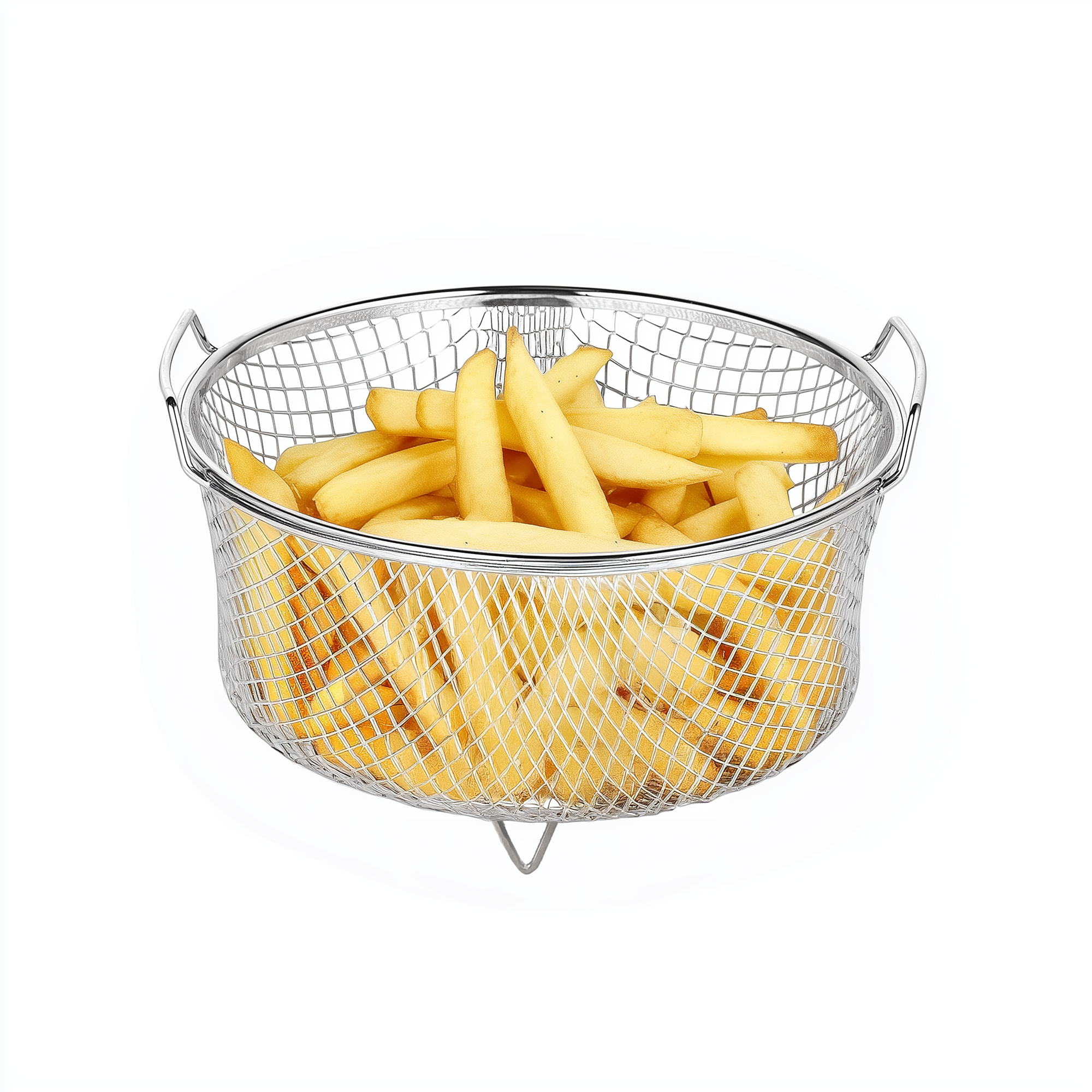 Patatine fritte dorate all'interno di un cestello per friggere in filo metallico argentato.