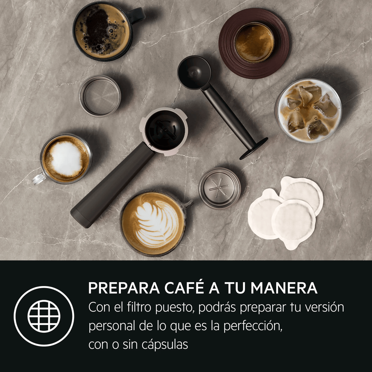 Verschiedene Kaffeespezialitäten, Kaffeepads und Zubehör auf einer Marmoroberfläche mit Text unten.