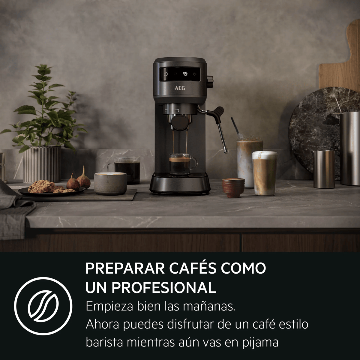 Eine AEA-Kaffeemaschine braut Espresso in einer modernen Küche mit Keksen, Pflanzen und Gläsern.