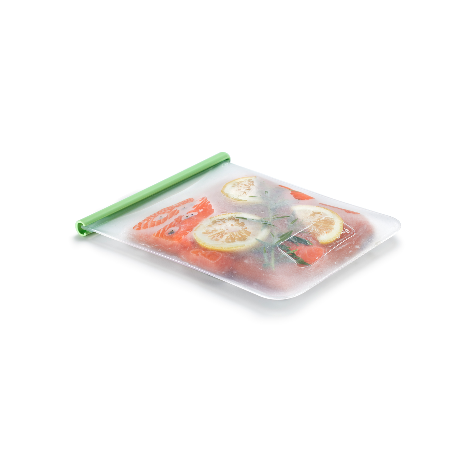 Ein transparenter Beutel mit grünem Verschluss enthält rohen Lachs, Zitronenscheiben und Kräuter.
