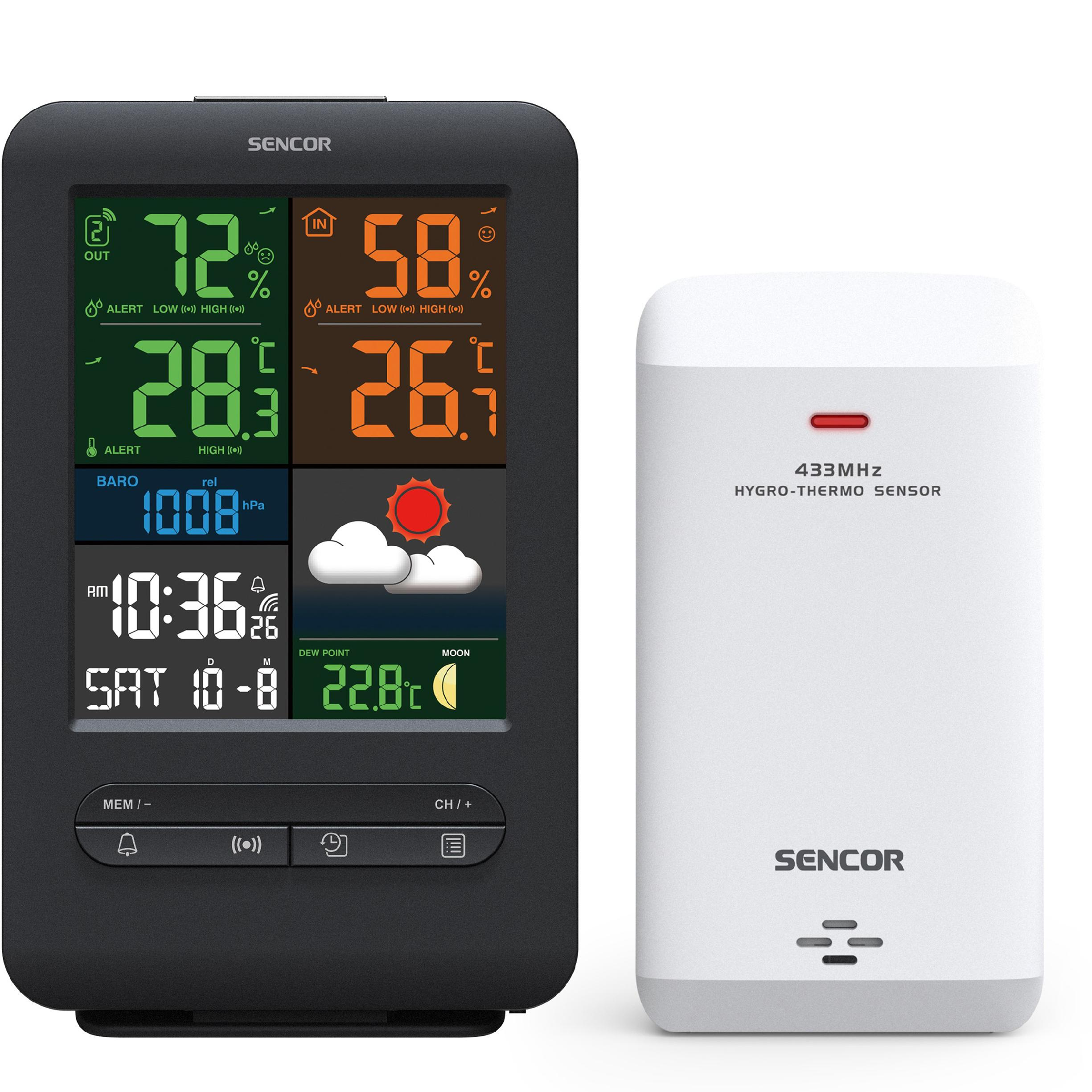 Eine schwarze Sencor Wetterstation mit farbigem Display und ein weißer Funksensor stehen auf weißem Grund.