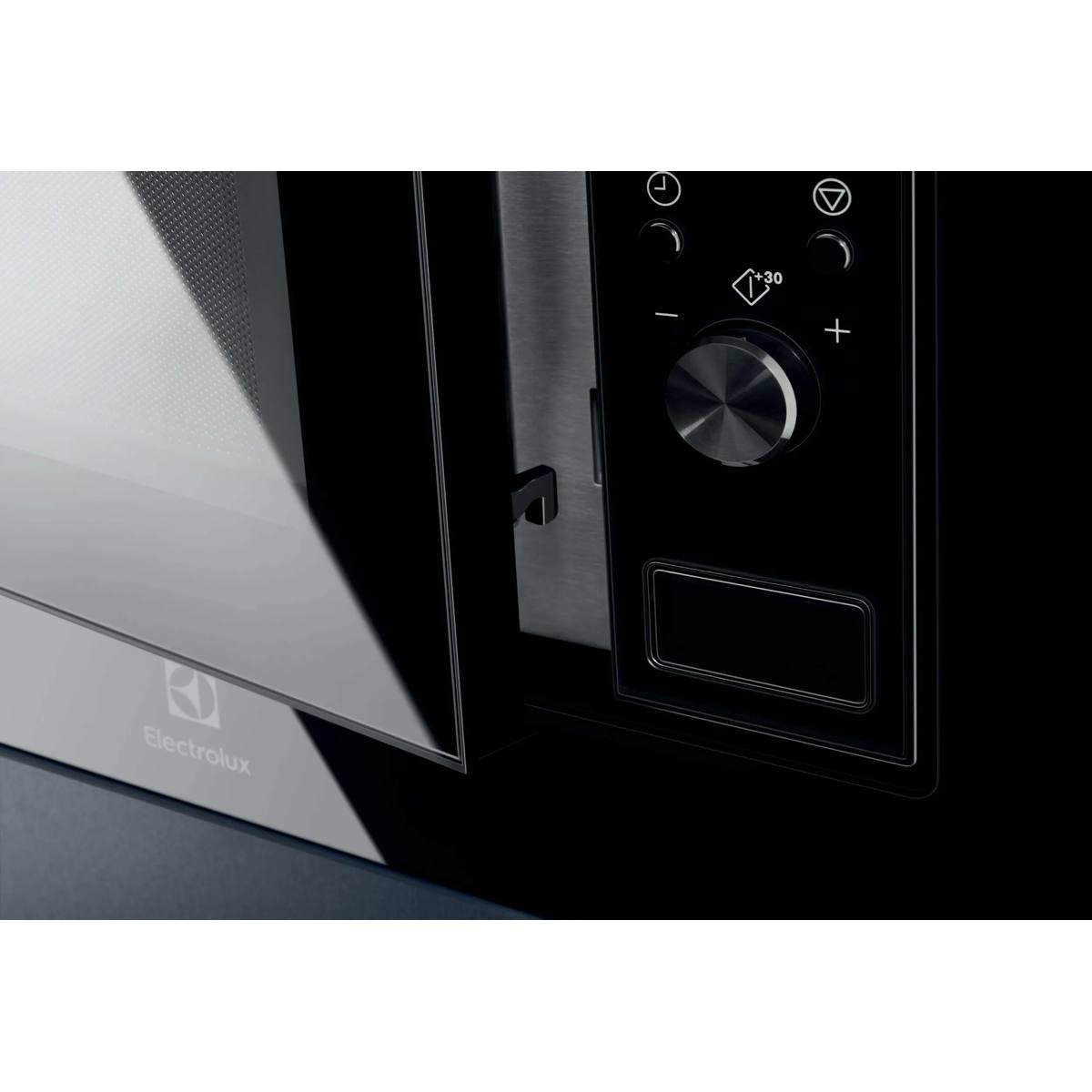 Primer plano del panel de control de un microondas Electrolux negro con perillas redondas y pantalla digital.