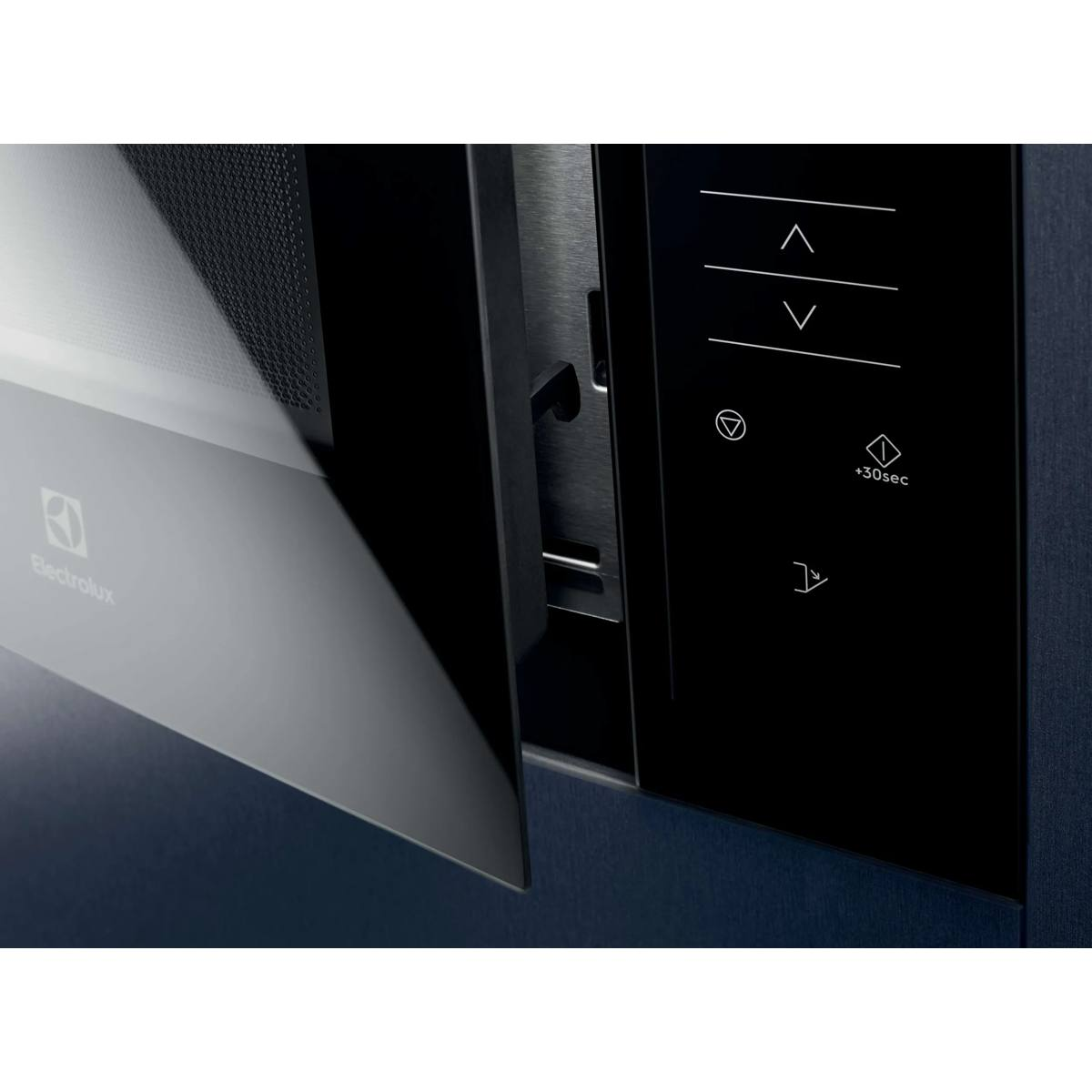 Primer plano de un panel de control de microondas Electrolux negro con botones táctiles y pantalla digital.