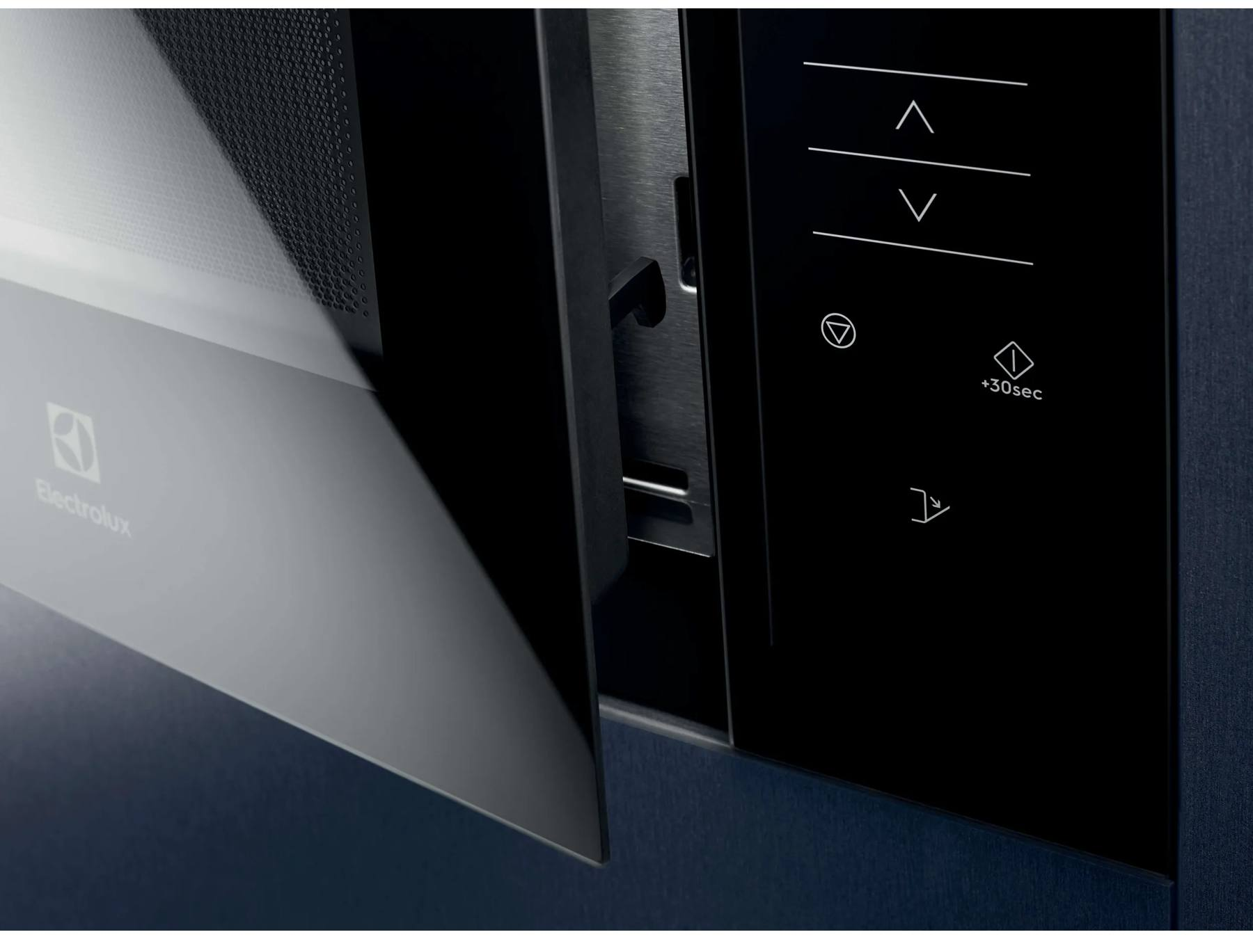 Primer plano del panel de control de un microondas Electrolux negro con la puerta abierta y botones táctiles.
