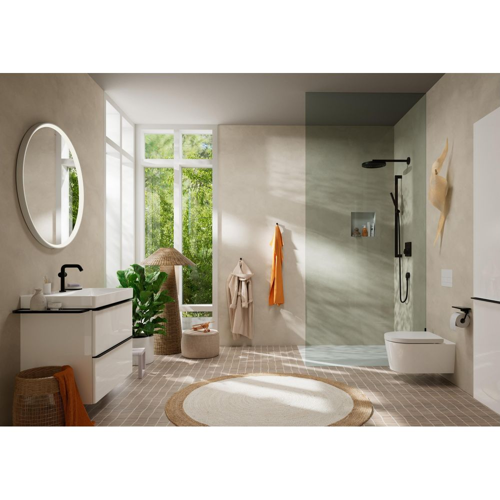Modernes Badezimmer mit großem runden Spiegel, weißem Waschbecken, Badewanne, Dusche und beigem Fliesenboden.