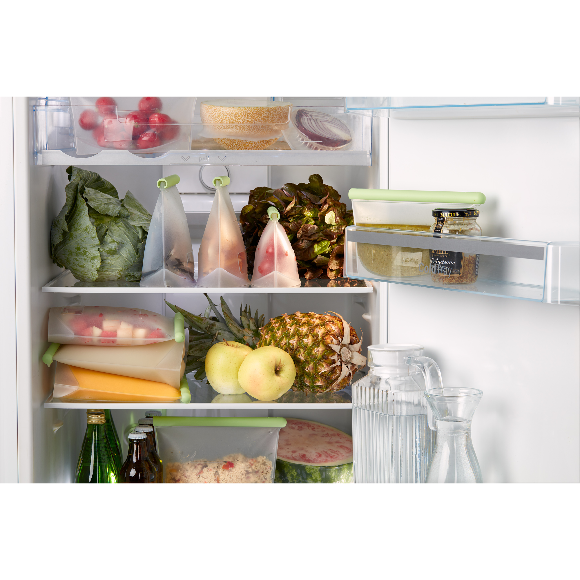Geöffneter Kühlschrank gefüllt mit frischem Obst, Gemüse, wiederverwendbaren Beuteln, Gläsern und Getränken.