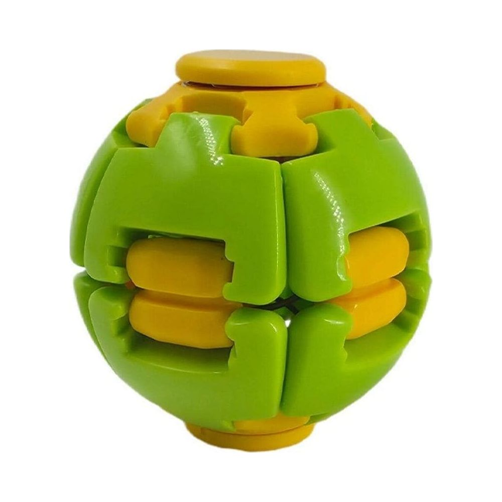 Una palla puzzle verde e gialla dal design meccanico su sfondo bianco.