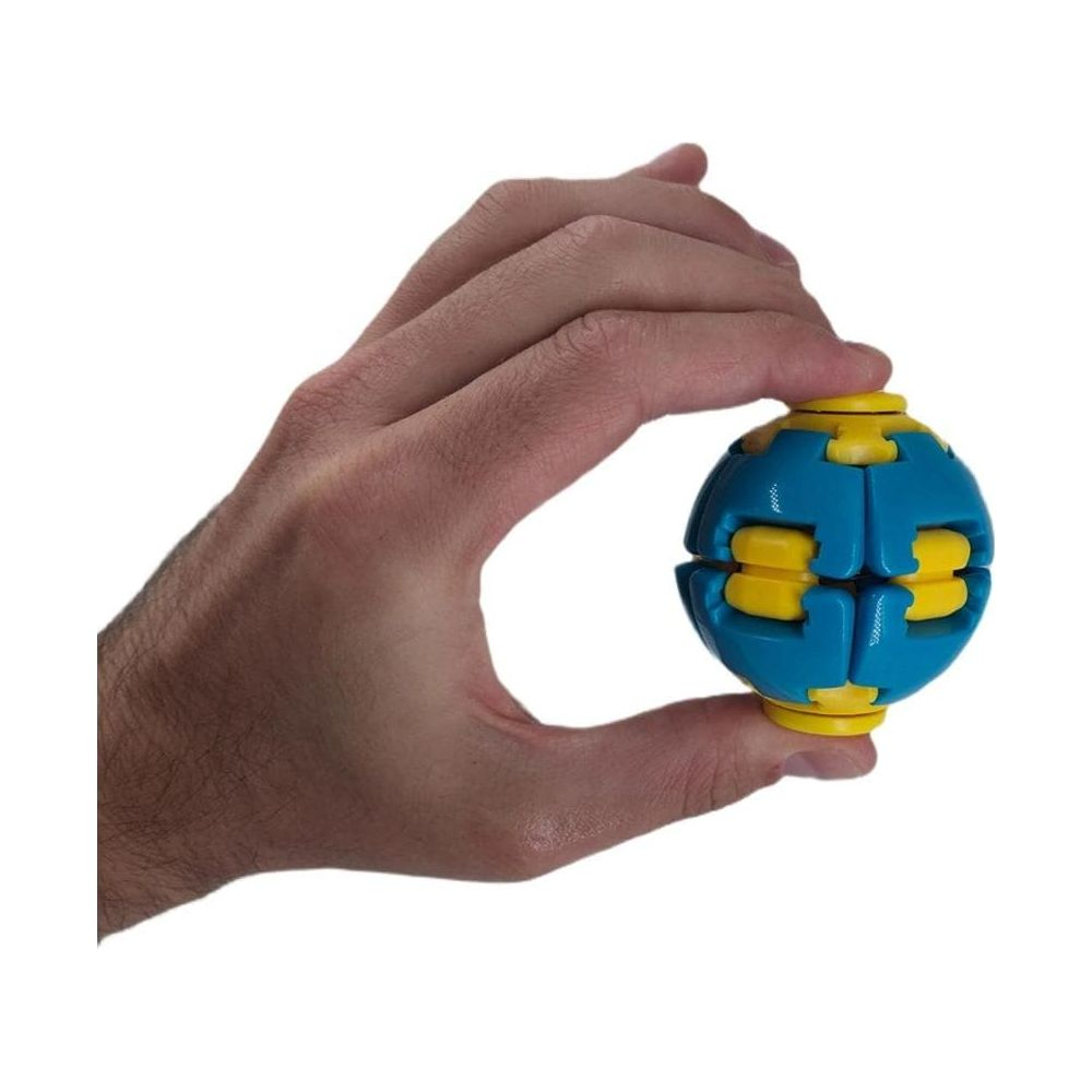 Una mano tiene una piccola palla di plastica blu e gialla su sfondo bianco.