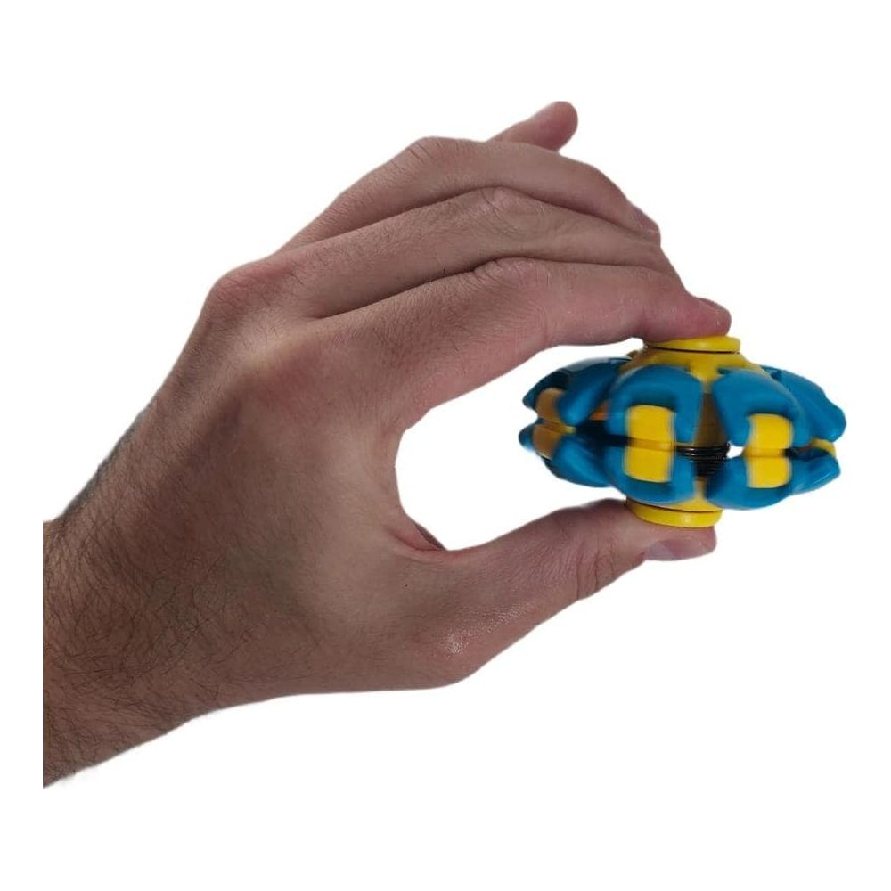 Una mano tiene un fidget spinner con ruota Mecanum gialla e blu su sfondo bianco.