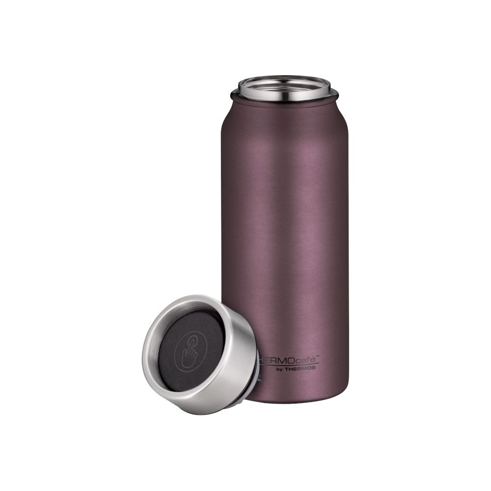 Eine metallisch-lila Thermocafe-Trinkflasche steht aufrecht mit dem silbernen Verschluss davor auf weißem Hintergrund.