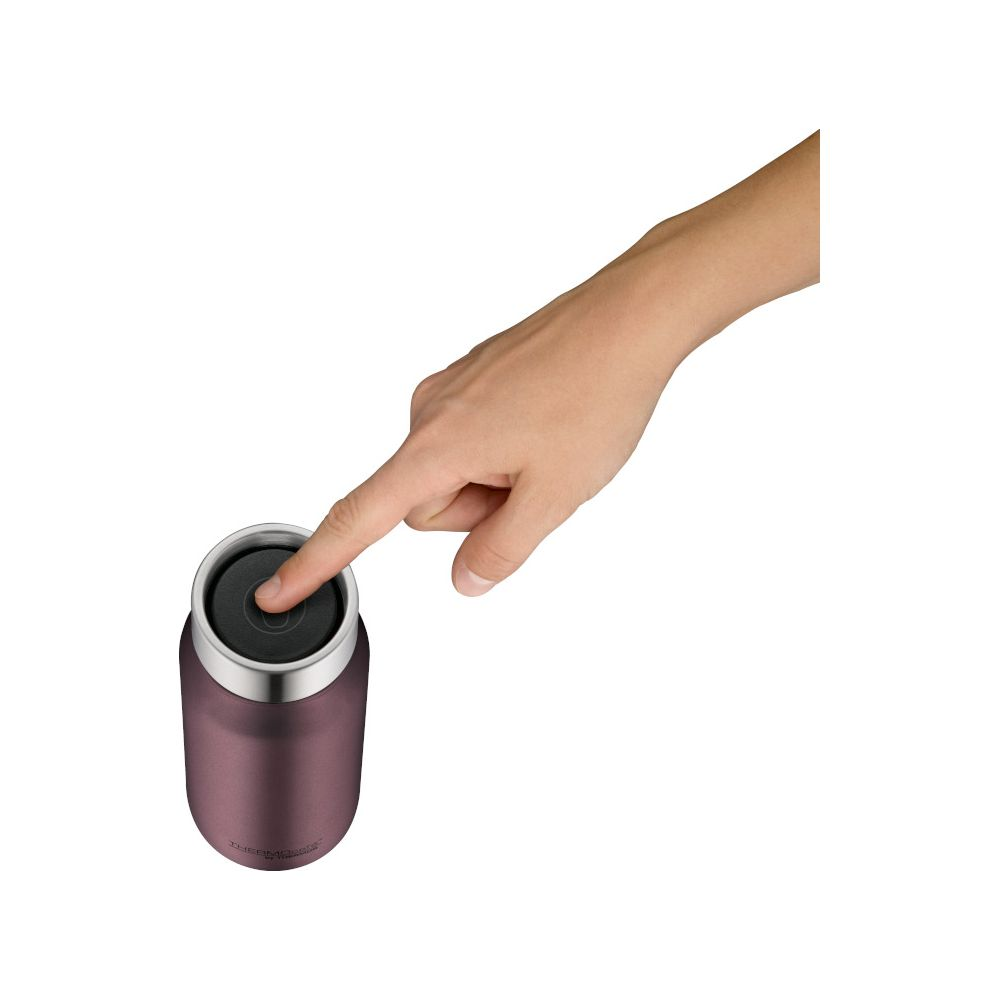 Eine Hand drückt auf den schwarzen Deckel einer lila Thermosflasche vor weißem Hintergrund.