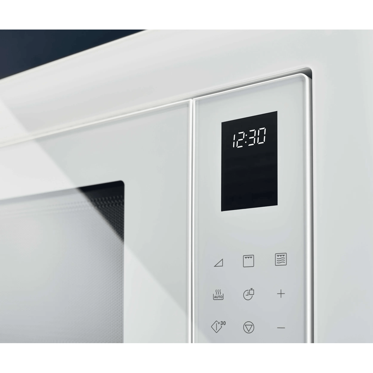 Primer plano de un microondas blanco con una pantalla LED negra y paneles de control táctiles.