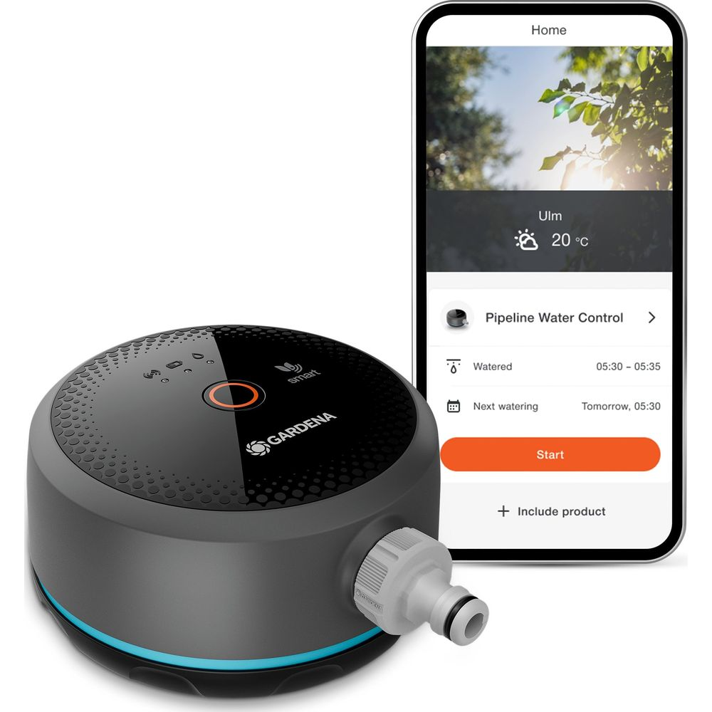 Ein runder, grauer Gardena Smart Water Control und ein Smartphone mit offener App daneben.