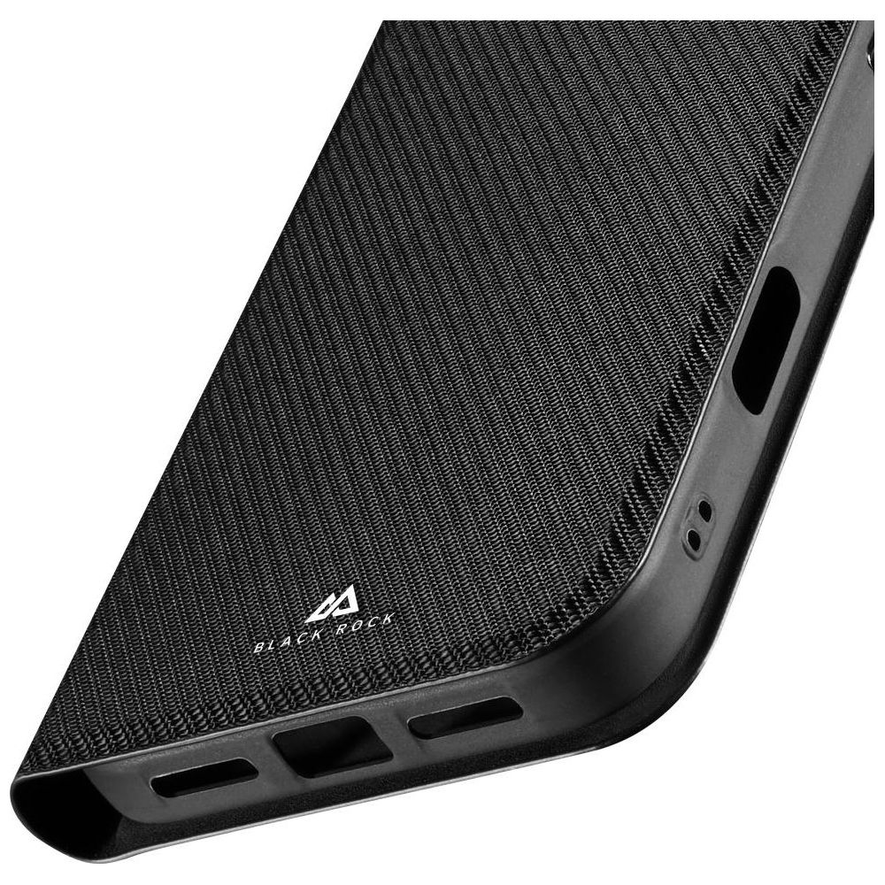 Eine schwarze Smartphone-Hülle mit strukturiertem Stoffrücken und präzisen Aussparungen für Anschlüsse.