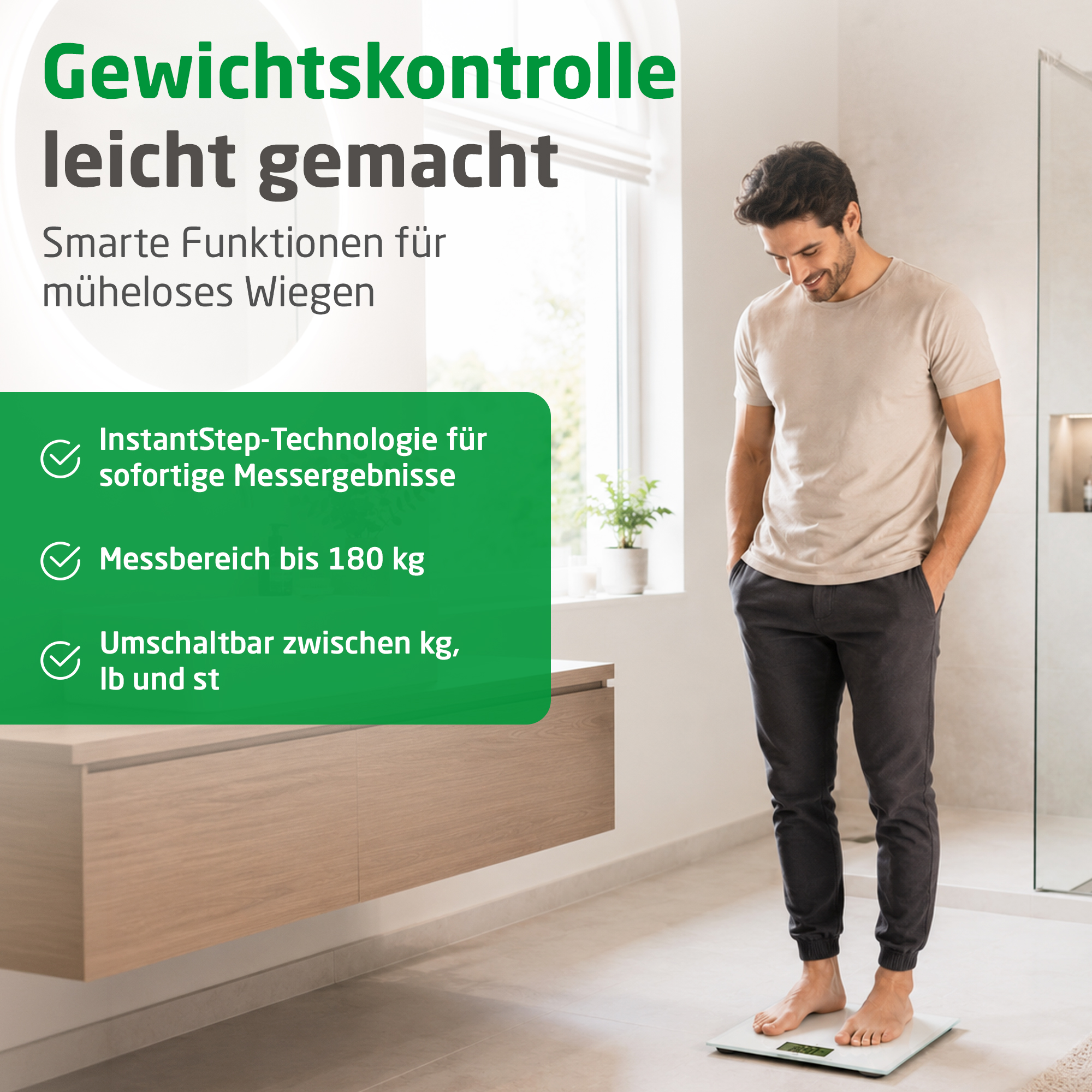 Ein lächelnder Mann in hellem Shirt und dunkler Hose steht in einem hellen Bad auf einer Waage mit deutschem Text.