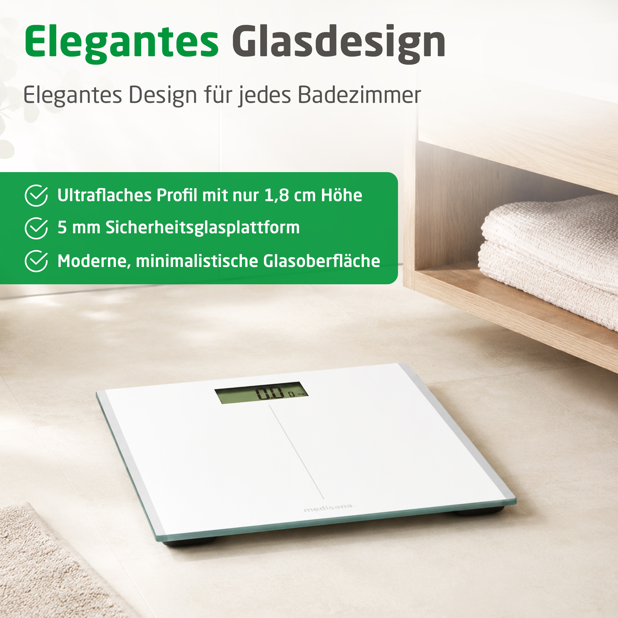 Eine weiße Glaswaage auf einem hellen Boden in einem Badezimmer mit Text und Produktmerkmalen.
