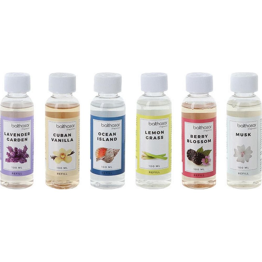 Sei flaconi di olio profumato con tappi bianchi ed etichette distinte su sfondo bianco.