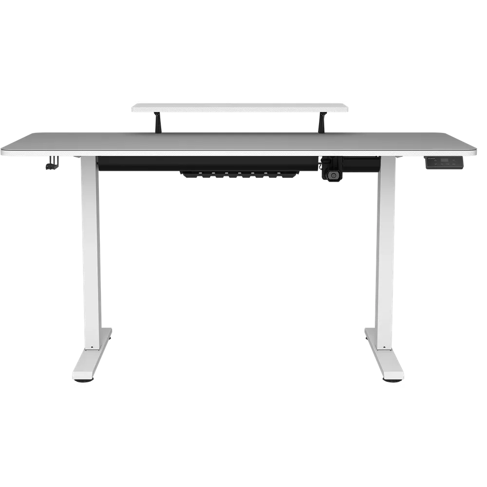 Ein weißer Stehtisch mit grauer Platte, Monitorregal und Bedienfeld vor weißem Hintergrund.