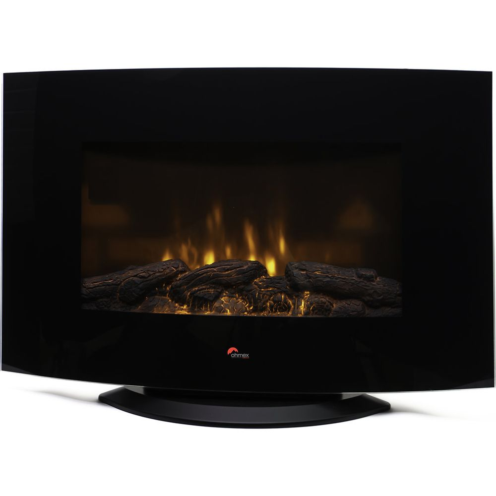 Moderner schwarzer elektrischer Kamin mit künstlichen glühenden Holzscheiten und Flammen.