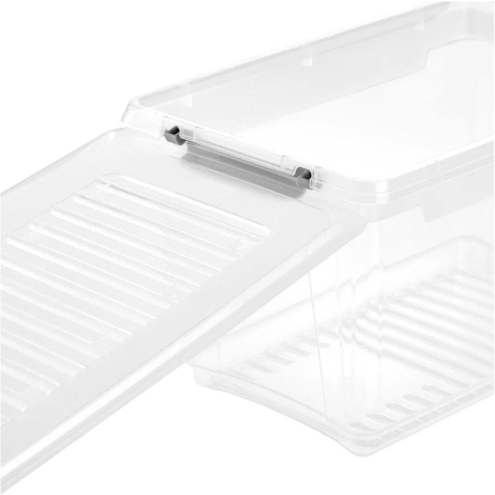 Ein transparenter Plastik-Aufbewahrungsbehälter mit offenem Deckel und grauen Clips vor weißem Hintergrund.