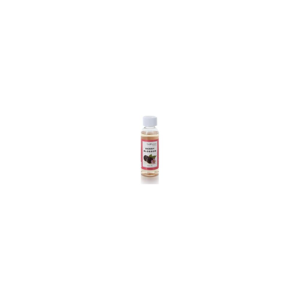 Una piccola bottiglia di olio profumato Berry Blossom con tappo bianco ed etichetta su fondo bianco.