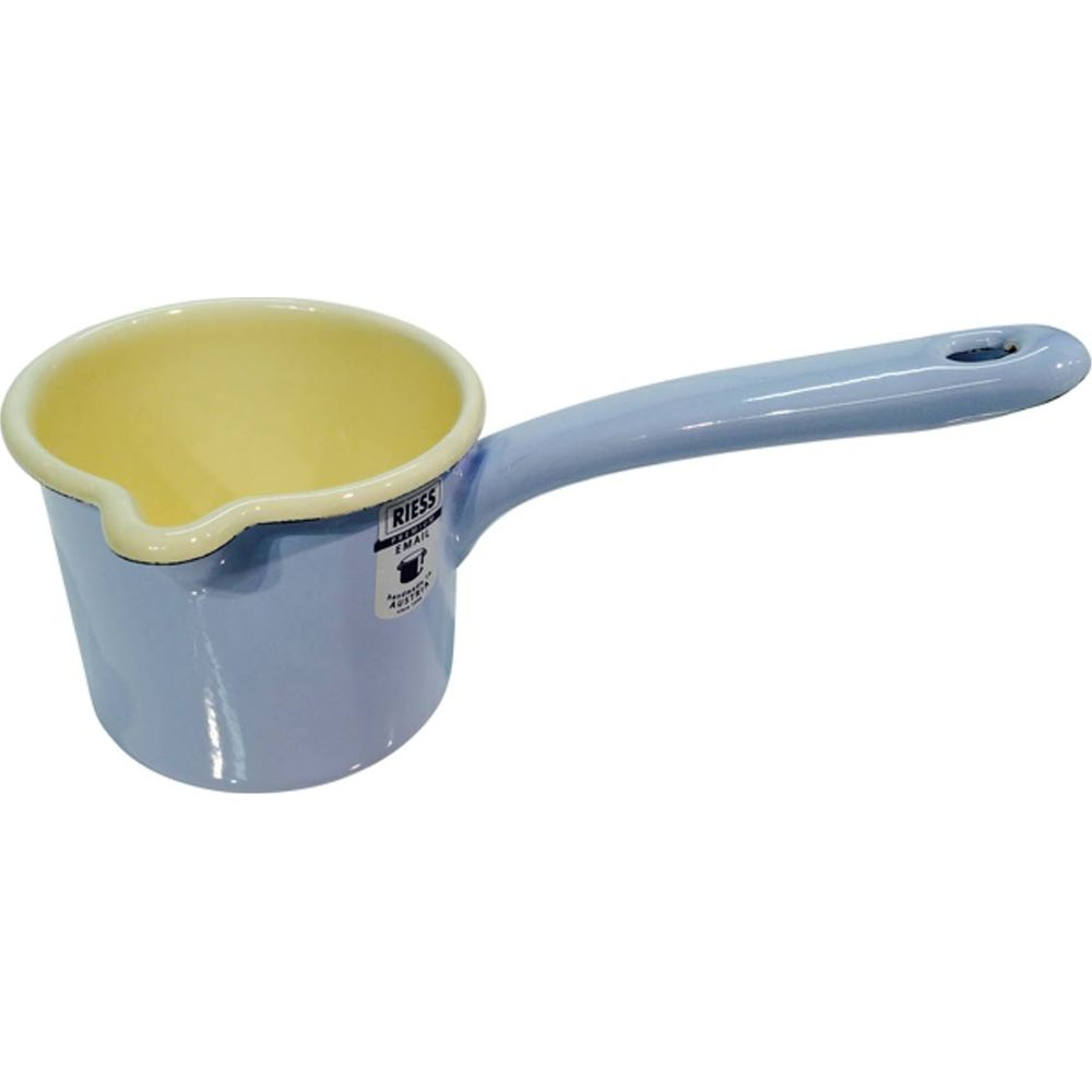 Ein hellblauer Emaille-Milchtopf mit beigenem Inneren und langem Griff auf weißem Hintergrund.