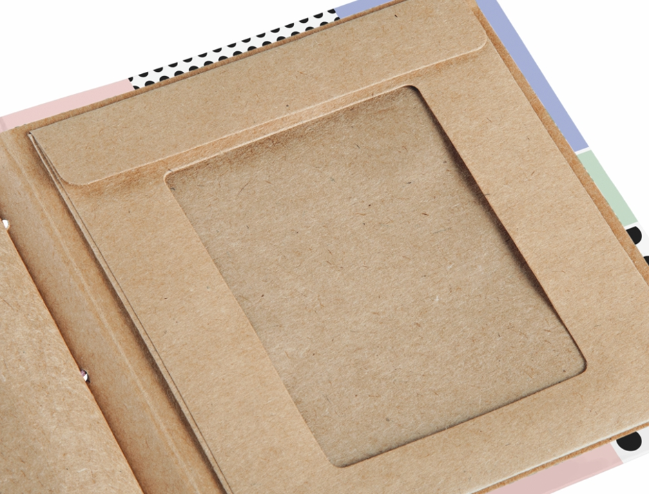 Un album fotografico in carta kraft con cornice integrata su sfondo fantasia.