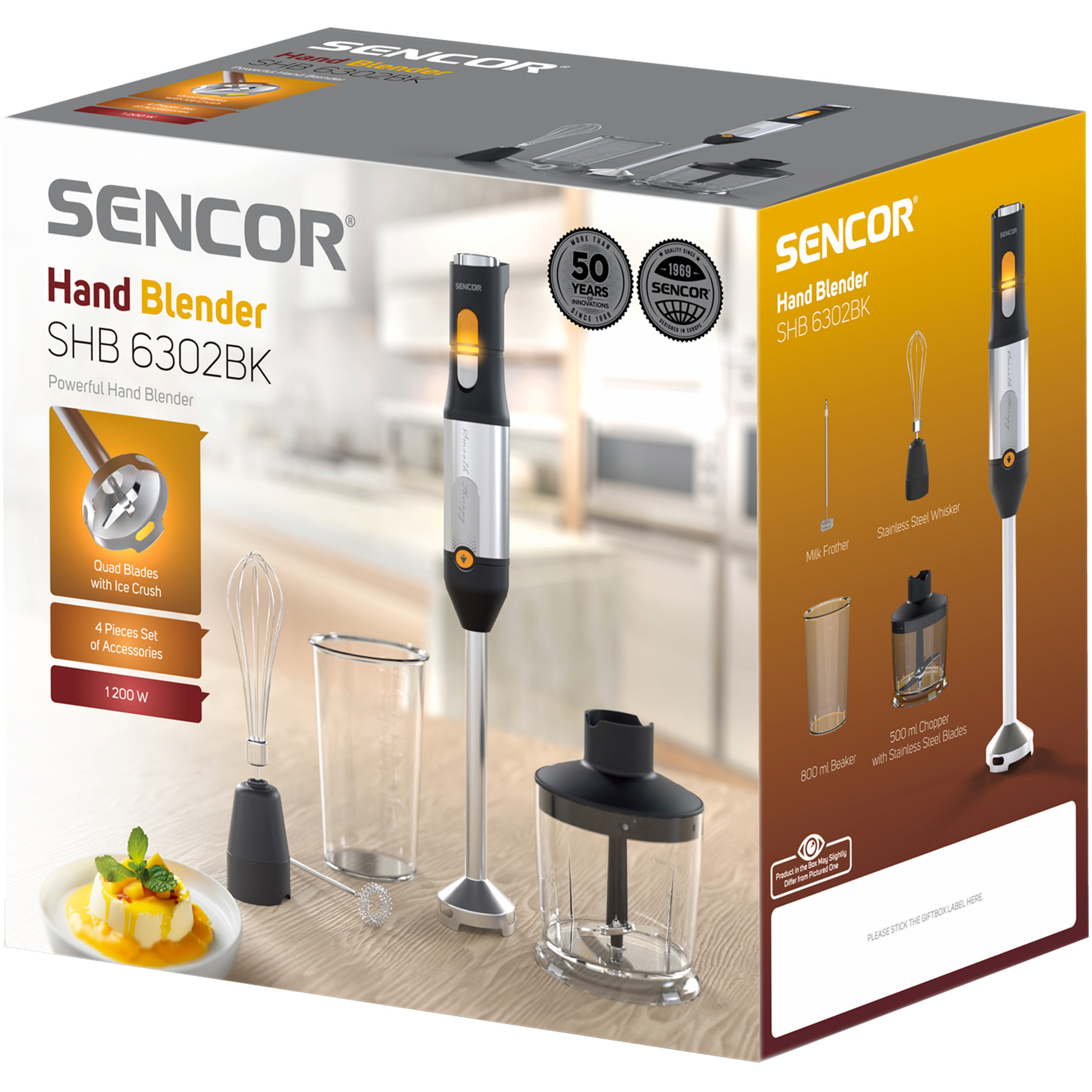Caja de embalaje de la batidora de mano Sencor SHB 6302BK con accesorios sobre una encimera de madera.