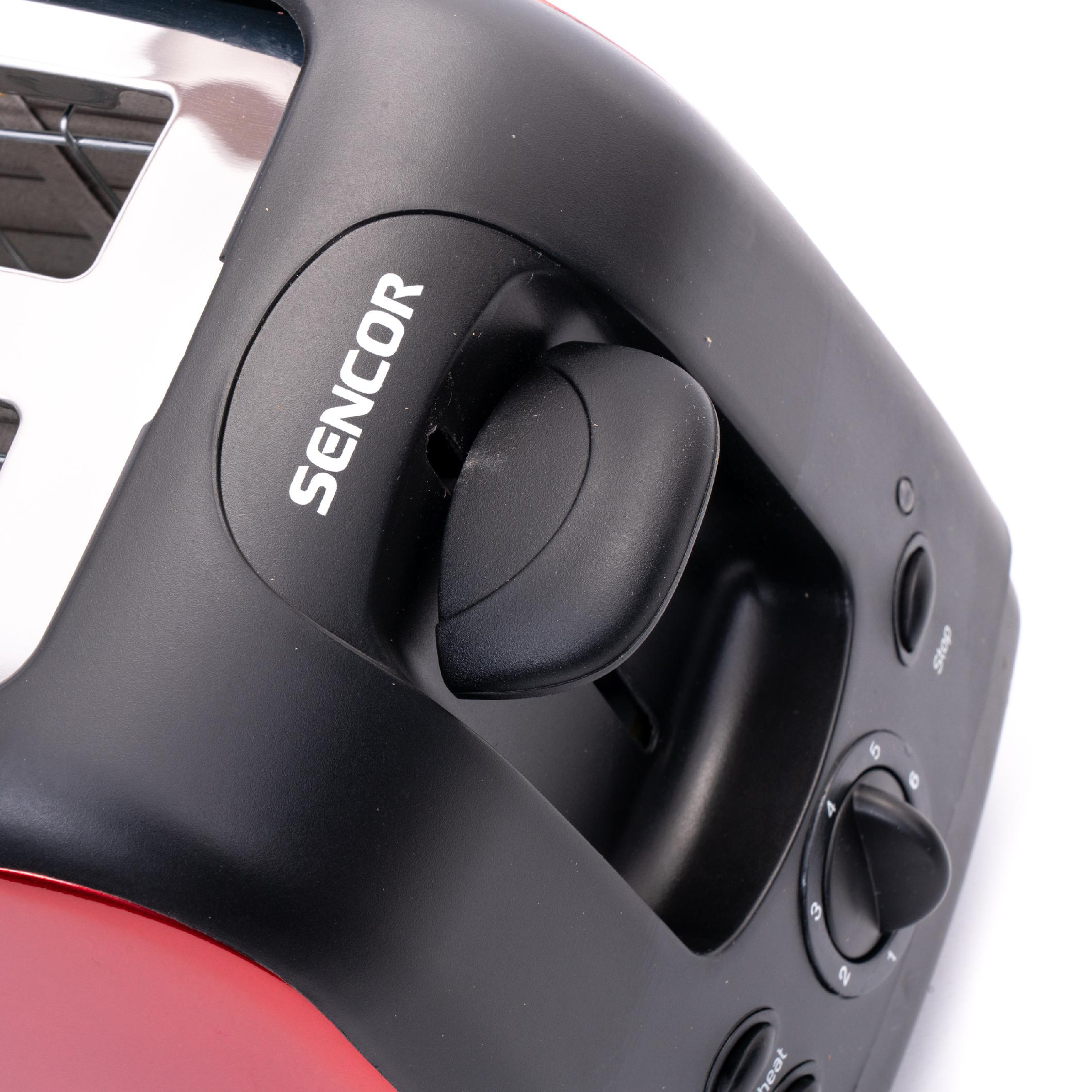 Una tostadora Sencor roja y negra con palanca y dial de control.