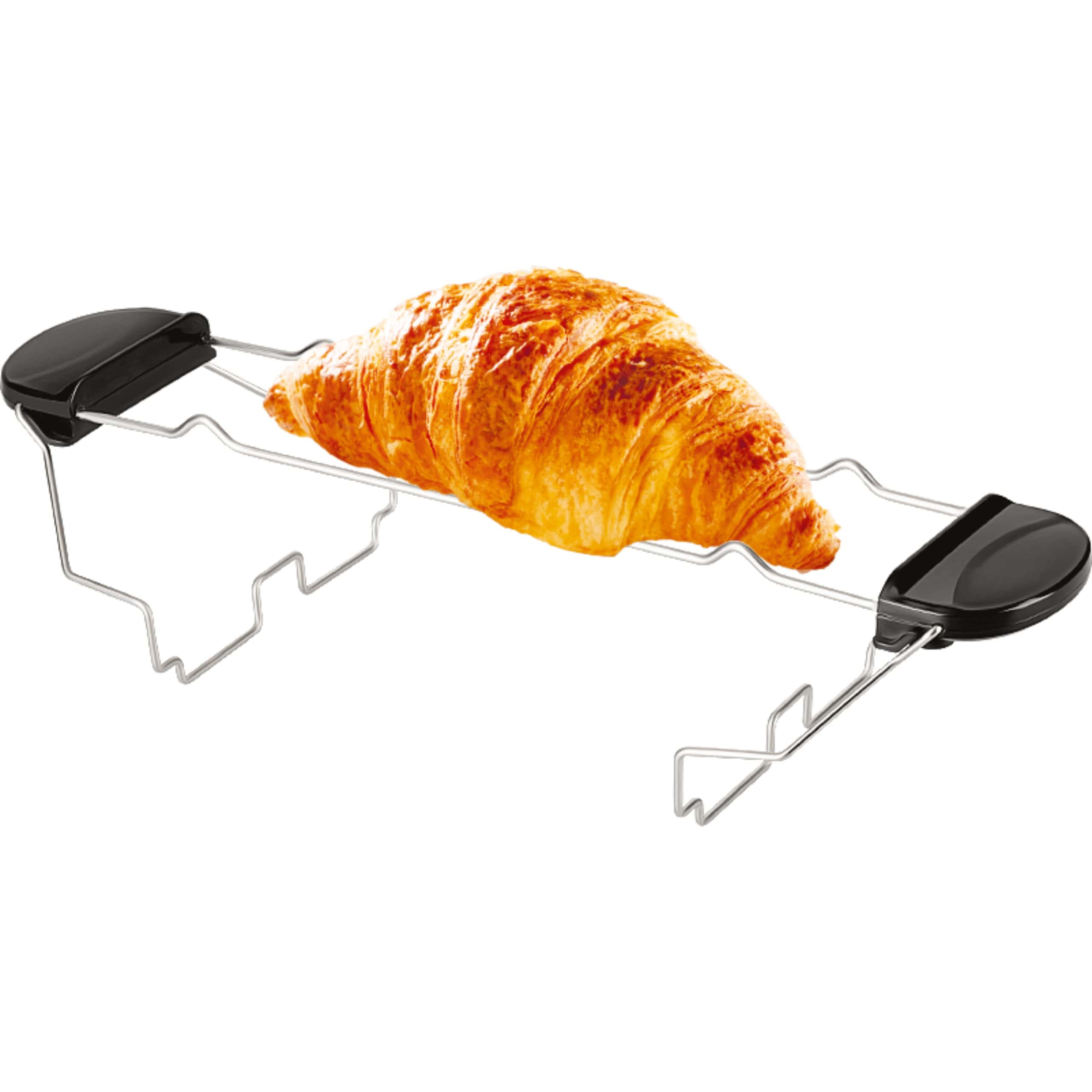 Ein goldenes Croissant liegt auf einem Metall-Brötchenaufsatz mit schwarzen Griffen auf weißem Hintergrund.