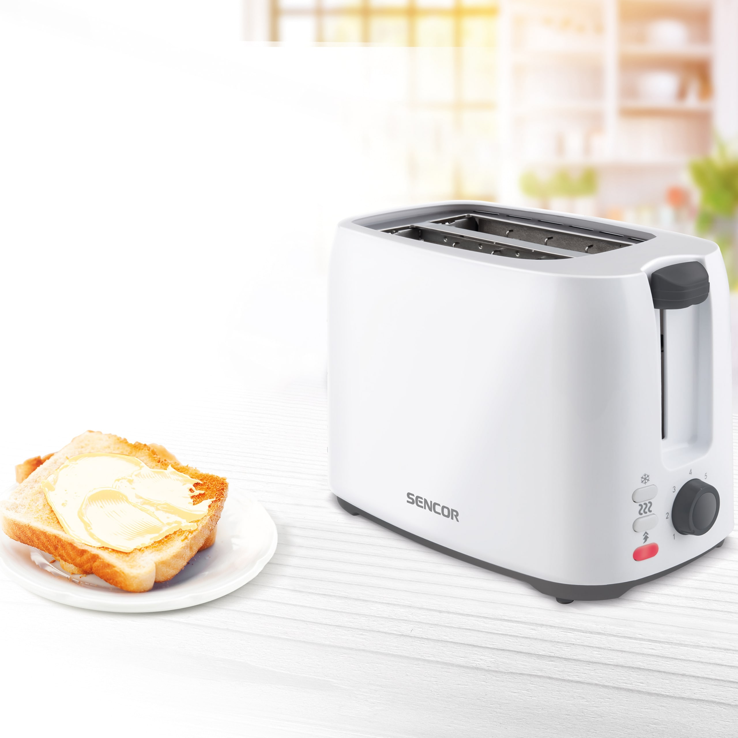Un tostapane bianco Sencor si trova su un tavolo di legno bianco accanto a un piatto di toast imburrati.
