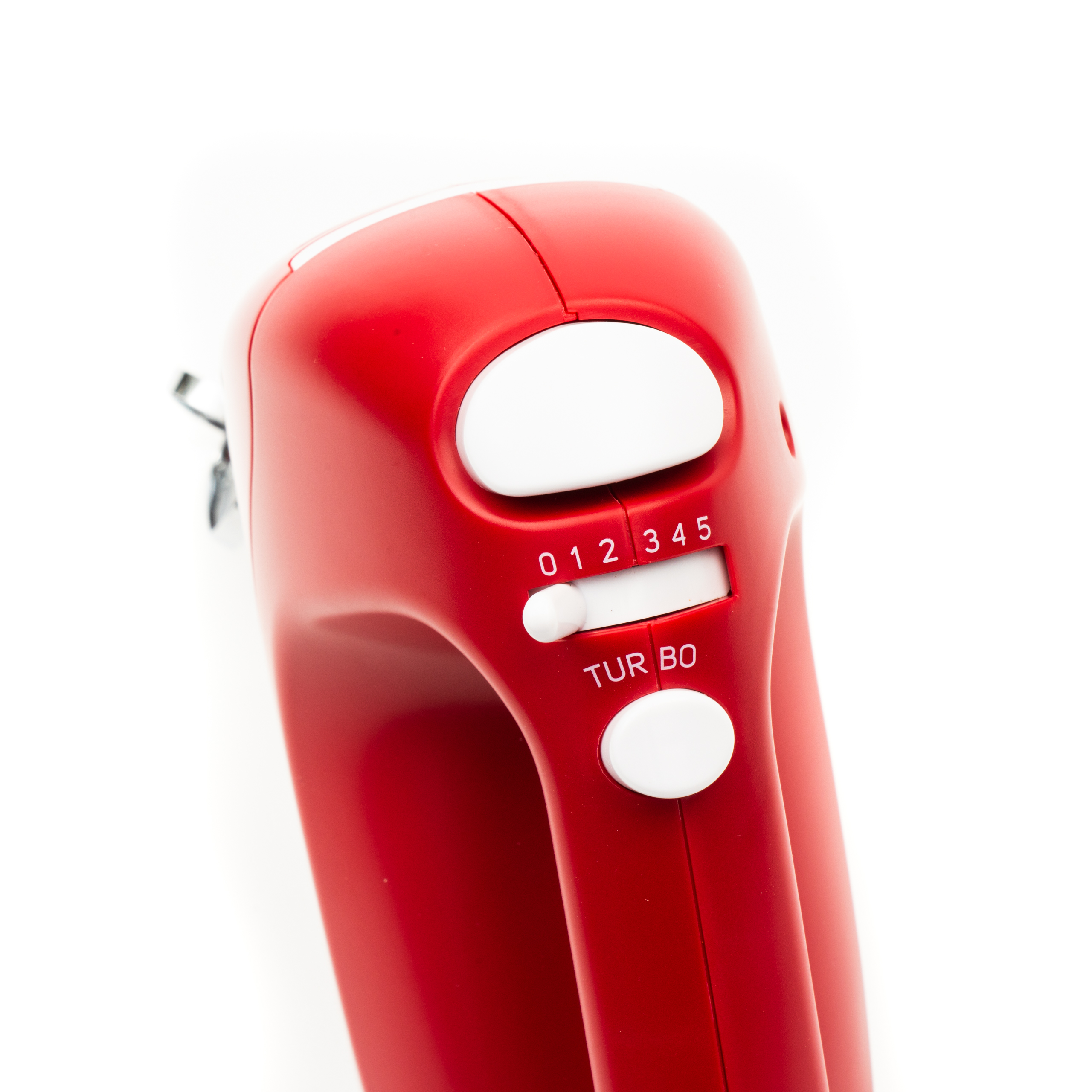 Primer plano de una batidora de mano roja con control de velocidad y botón turbo sobre fondo blanco.