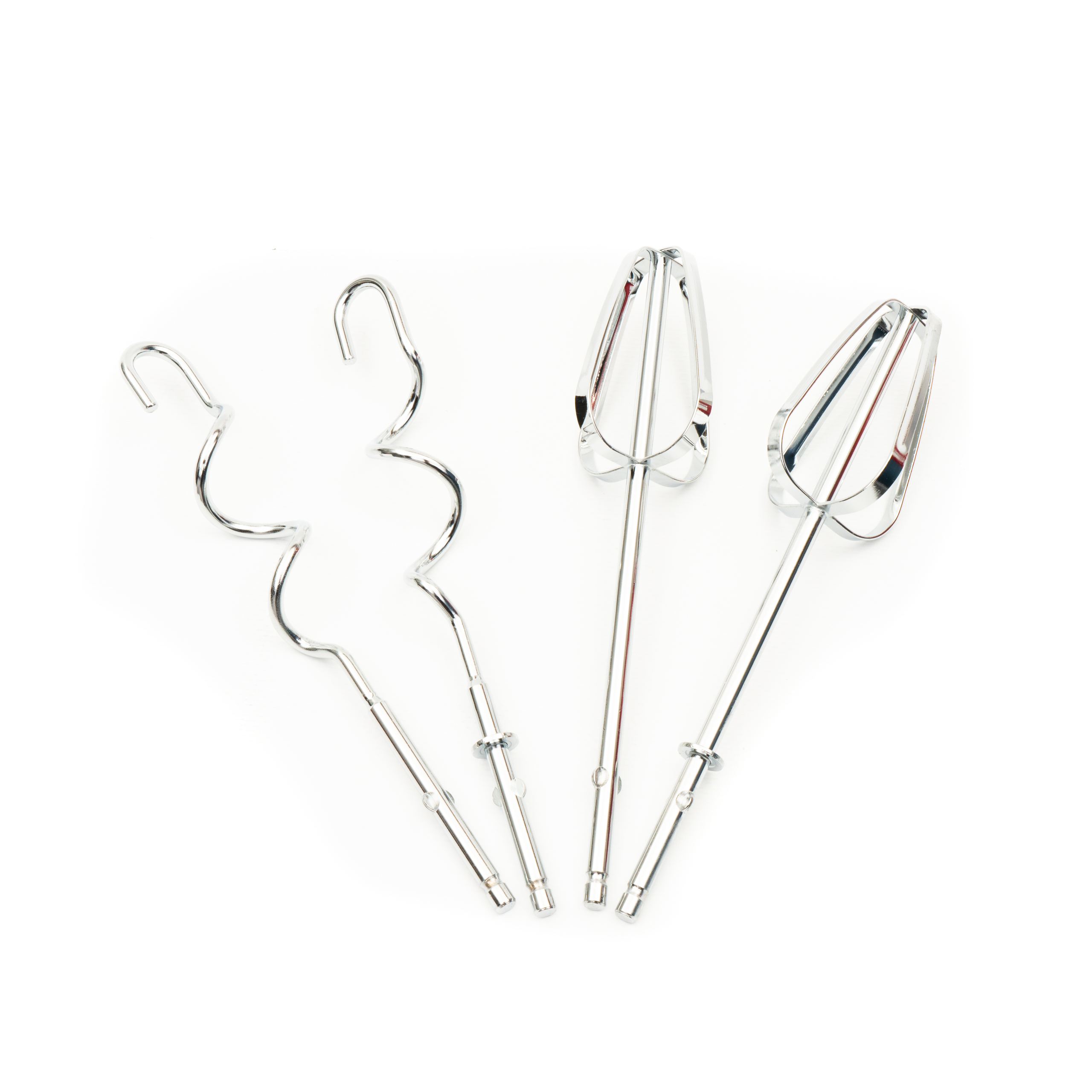 Cuatro accesorios plateados para batidora de mano, dos ganchos para masa y dos batidores, sobre fondo blanco.