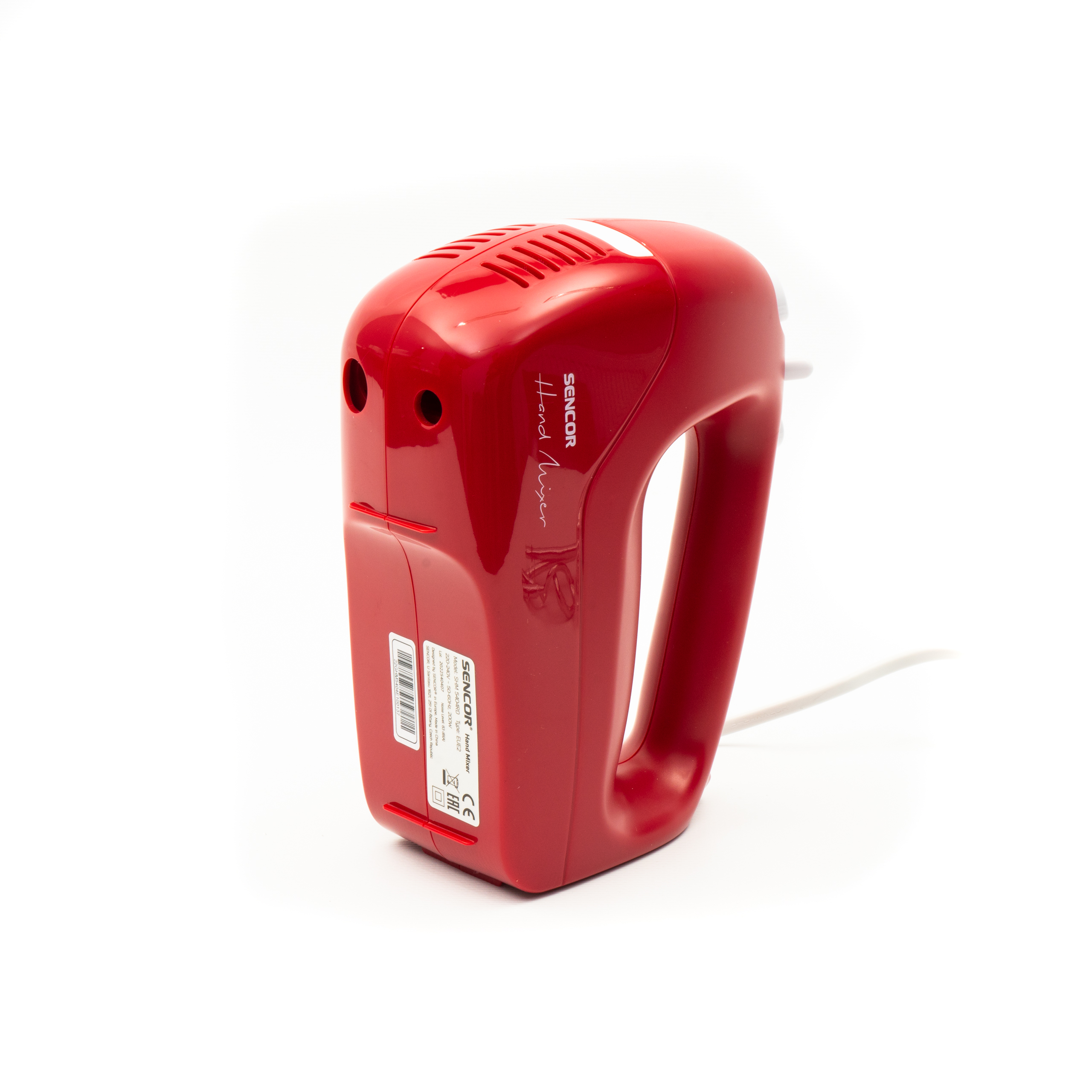Una batidora de mano eléctrica roja y brillante sobre un fondo blanco con un cable blanco al lado.