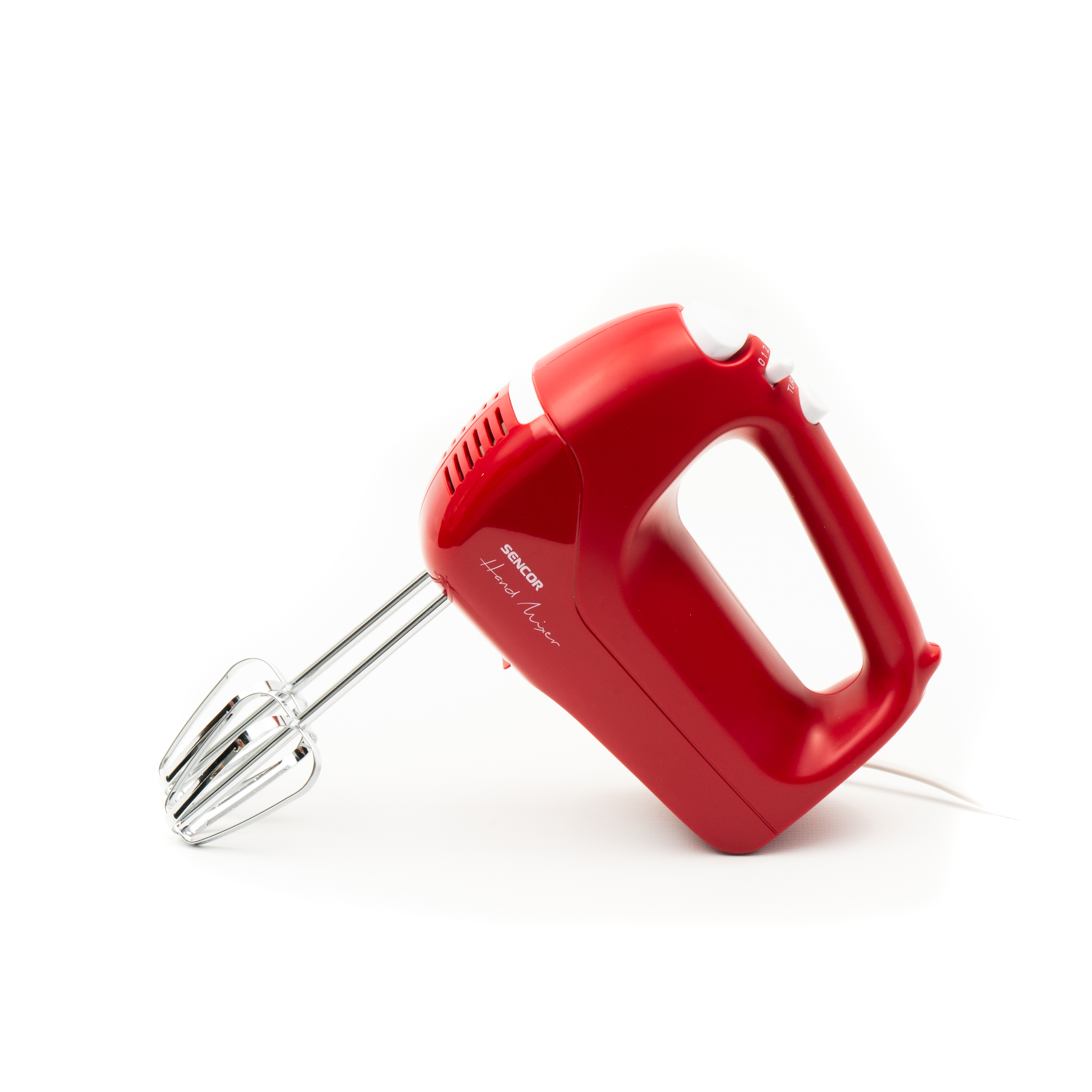 Una batidora de mano roja con varillas cromadas sobre fondo blanco.