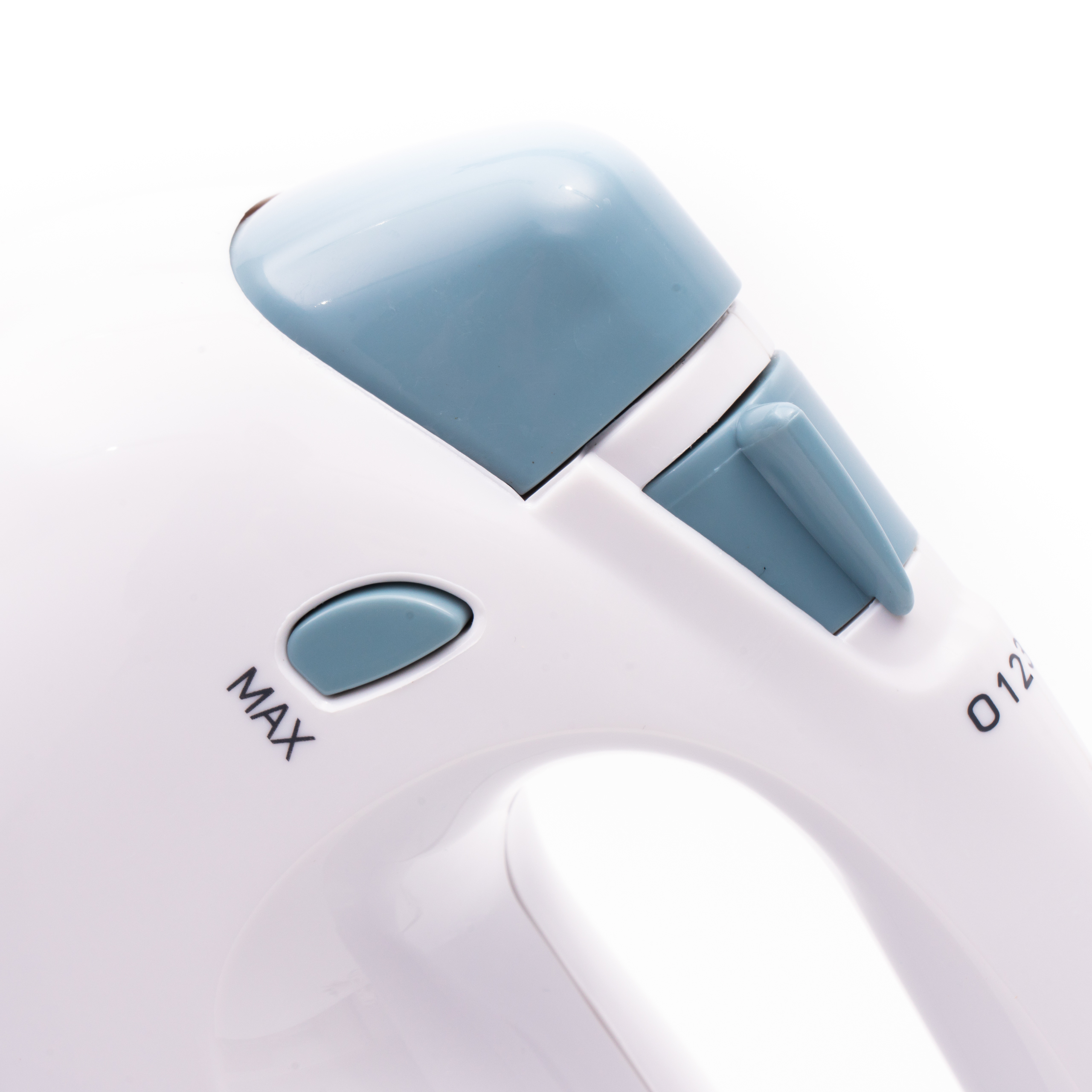 Primer plano de una batidora manual blanca con botones azules y control de velocidad sobre fondo blanco.