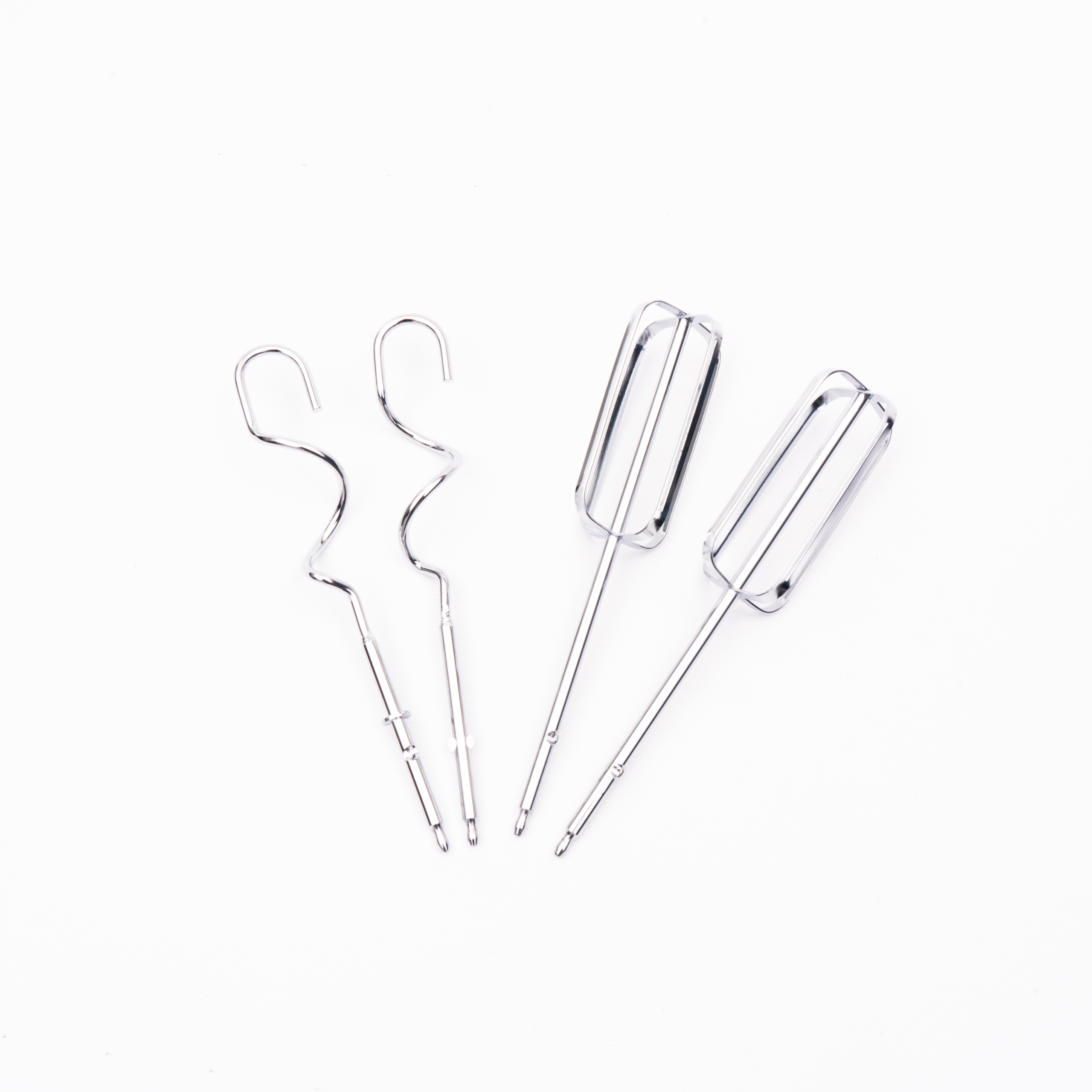 Cuatro accesorios de batidora plateados, dos ganchos para masa y dos varillas, sobre un fondo blanco.