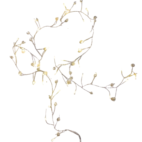 Una delicada guirnalda de luces con pequeños capullos dorados sobre un alambre fino en fondo blanco.