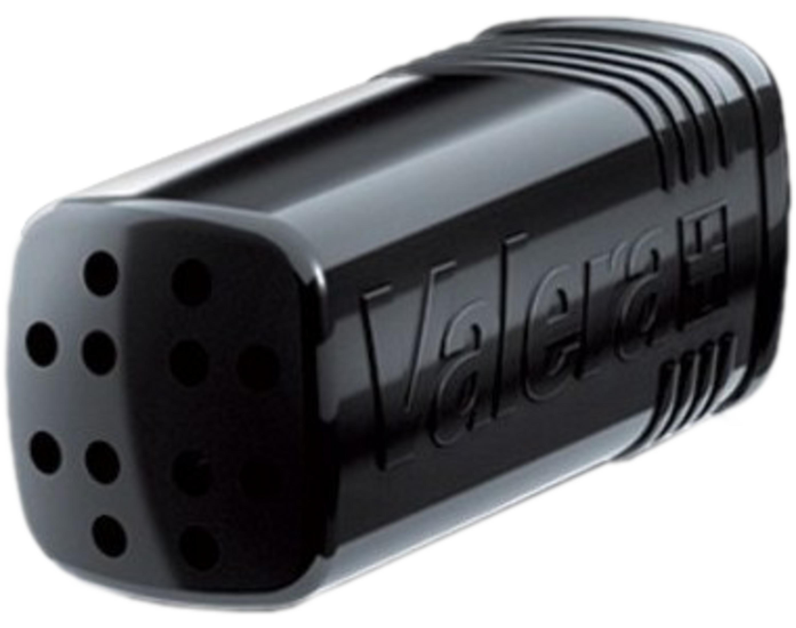 Difusor negro brillante con el logotipo de Valera grabado y orificios de aire.
