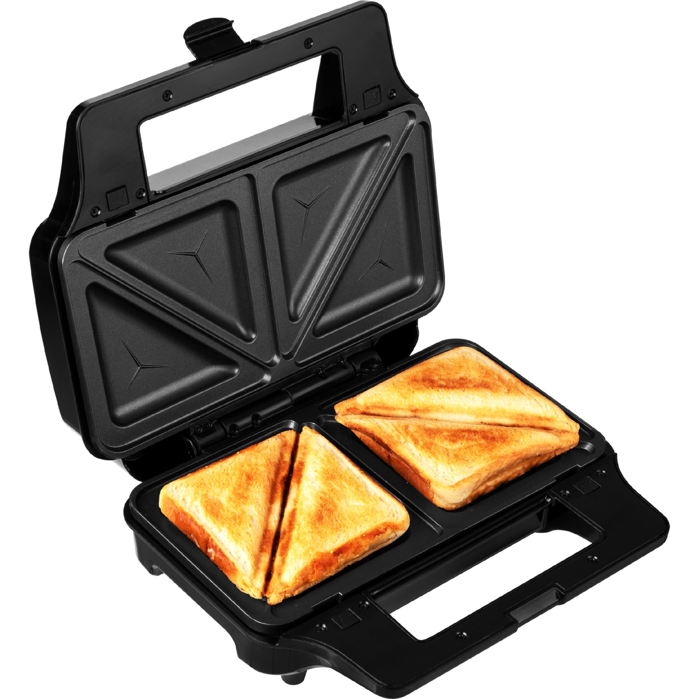 Una sandwichera negra abierta sobre fondo blanco con dos sándwiches triangulares recién tostados.
