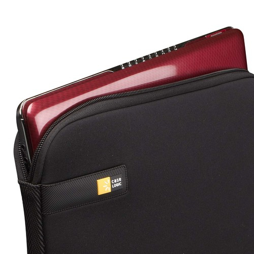 Una laptop roja está parcialmente insertada en una funda negra de neopreno Case Logic.