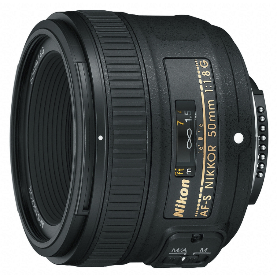Un lente de cámara negro Nikon AF-S NIKKOR 50mm f/1.8G sobre fondo blanco, con texto dorado y ventana de enfoque.